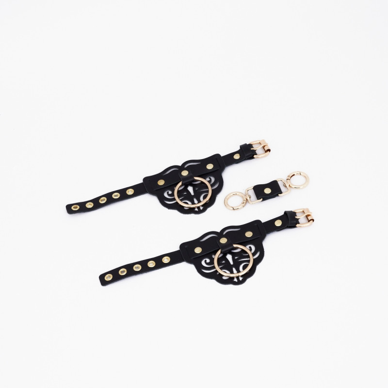 Наручники с клепками и золотой фурнитурой