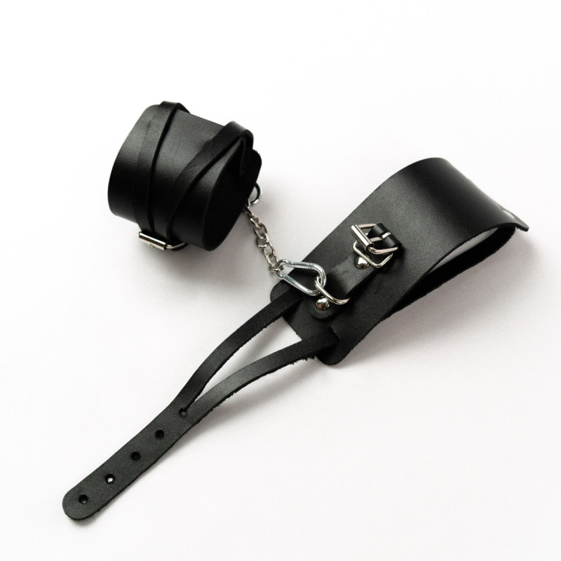 Оковы из черной кожи с креплением в виде веревочек