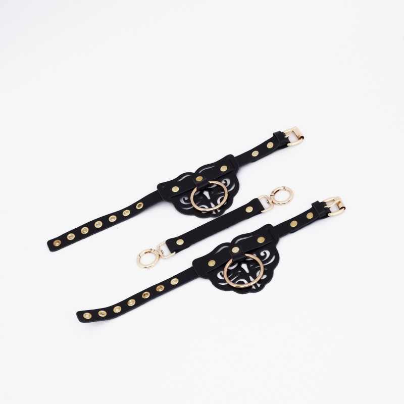 Оковы с клепками и золотой фурнитурой